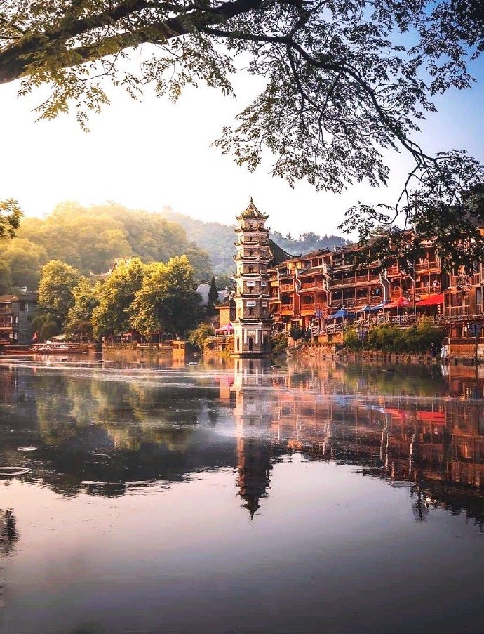 湘韵画卷，湖南特色服饰与山水交融的舞台风采